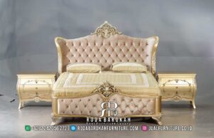 Dipan Mewah Kamar Tidur Sovrano Konstruksi Solid RB1038 hadir dengan rangka kayu jati dan finishing gold metalik, dilengkapi sandaran tinggi dan penyimpanan praktis.