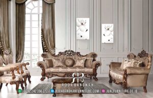 Diskon Sofa Tamu Klasik Mewah Ukuran Pas RB-987 hadir dengan rangka kayu jati finishing plitur dan busa empuk, sempurna untuk memberikan nuansa elegan di ruang Anda.