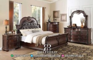 Jual Tempat Tidur Jati Siena Tampilan Prestisius RB1014 menghadirkan keanggunan klasik dengan kayu jati ukiran, kain bludru, dan busa density untuk kenyamanan maksimal.