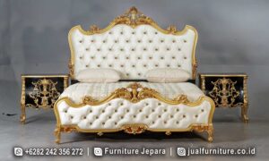 Jual Tempat Tidur Mewah Splendore Anti Rayap RB1027 dengan rangka kayu jati dan ukiran gold, sempurna untuk memberikan nuansa klasik modern yang elegan.