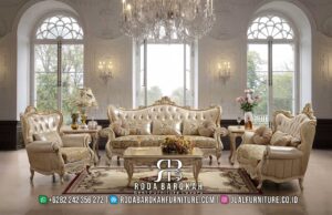 Kursi Sofa Tamu Mewah Dubrovnik Pengerjaan Halus RB1012 hadir dengan jok kulit sintesis dan kayu jati berfinishing emas, menciptakan nuansa elegan dan nyaman untuk ruang tamu Anda.