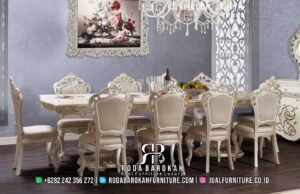 Meja Makan Mewah Desain Tudor Ornamen Elegan RB1020 memberikan sentuhan klasik modern dengan kayu jati berukir dan kain bludru halus, sempurna untuk ruang makan Anda.
