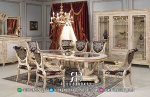 Meja Makan Mewah Oval Classico Bernuansa Antik RB1018, terbuat dari kayu jati dengan finishing gold dan dìlengkapi meja putar, sempurna untuk suasana klasik Eropa.