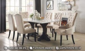 Meja Makan Mewah Prestige Relief Klasik RB1029 terbuat dari kayu jati, dengan kaki berukir dan fabric pelapis, menggabungkan elegansi dan kemudahan perawatan.