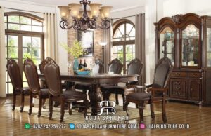 Meja Makan Mewah Tudor Desain Berdetail RB1017 dari kayu jati finishing doff ini menawarkan elegansi klasik dengan kaki meja berukir yang memukau.