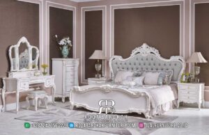 Pilihan Set Tempat Tidur Mewah warna elegan RB-990 terbuat dari kayu jati dengan finishing pewarnaan putih, dilengkapi ornamen ukiran yang memikat.