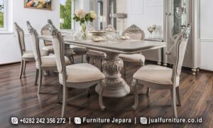 Set Meja Makan Mewah Brescia Pengerjaan Presisi RB1030 dari kayu jati dengan pilar tengah ukir dan busa tebal, sempurna untuk menambah elegan ruang makan Anda.