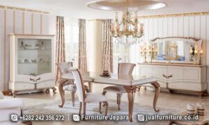 Set Ruang Makan Mewah Perugia Desain Berkarakter RB1032 dengan kaki meja ukiran dari kayu jati dan kain bludru elegan, sempurna untuk menambah pesona ruang makan Anda.