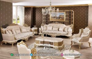 Sofa Mewah Asli Jepara Bellezza Pengerjaan Halus RB1023 hadir dengan rangka kayu jati dan detail jahitan emas, sempurna untuk ruang tamu bergaya klasik modern.