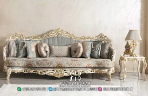 Sofa Ukir Mewah Jepara Lusso Rangka Kokoh RB1024 hadir dengan kayu jati dan finishing cat duco emas, sempurna untuk ruangan klasik mewah Anda.