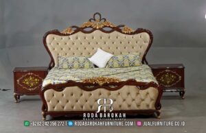 Tempat Tidur Mewah Jati Splendore Buatan Jepara RB1037 hadir dengan punggung tinggi dan ukiran emas, sempurna untuk menciptakan nuansa klasik Eropa yang elegan.