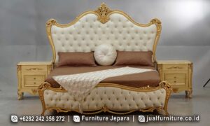 Tempat Tidur Ruang Kamar Napoleon Sambungan Kuat RB1028 terbuat dari kayu jati dengan finishing lacquer elegan, dilengkapi lemari samping untuk kepraktisan.
