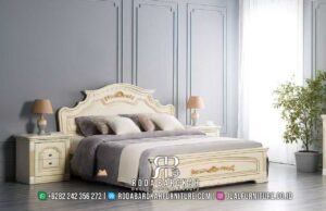 Tersedia Tempat Tidur Bellace Mewah dengan desain klasik modern, terbuat dari kayu jati dan cat duco krem, dilengkapi dua nakas dan busa empuk yang nyaman.