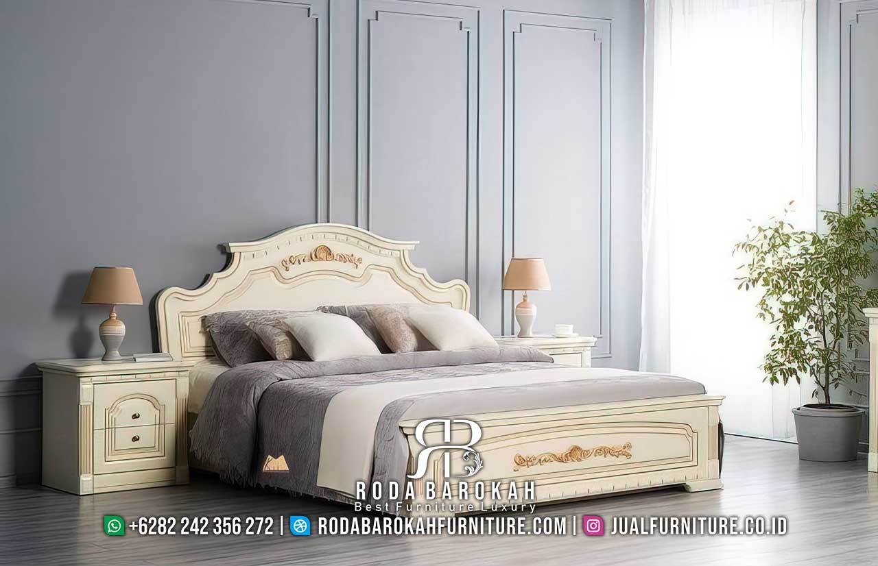 Tersedia Tempat Tidur Bellace Mewah dengan desain klasik modern, terbuat dari kayu jati dan cat duco krem, dilengkapi dua nakas dan busa empuk yang nyaman.
