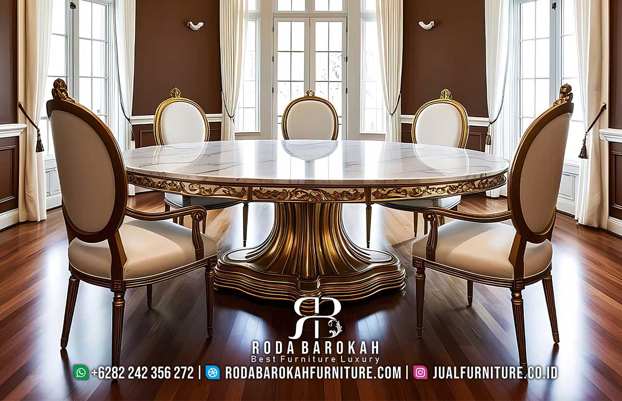 Desain Meja Makan Bundar Sevilla ini terbuat dari kayu jati dengan gold plating dan kain bludru yang mewah, sempurna untuk menyempurnakan suasana klasik modern Anda.
