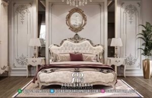 Desain Tempat Tidur Ukir Mewah Napoleon Relief Halus RB1050 dengan kayu jati dan finishing lacquer, hadirkan nuansa elegan untuk kenyamanan tidur Anda.