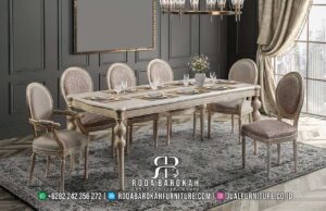 Jual Meja Makan Mewah Tudor Kualitas Premium RB1044 hadir dengan kayu jati berkualitas dan kaki meja ukiran elegan, sempurna untuk meningkatkan suasana makan Anda.