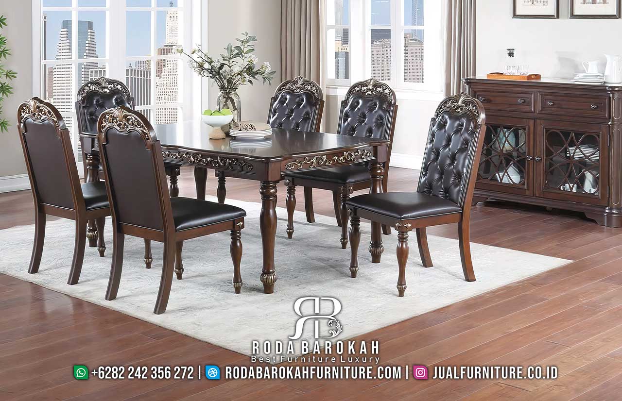 Jual Meja Makan Natural Jati dengan ornamen ukiran elegan, dilapisi kulit sintetis dan busa density, sempurna untuk gaya klasik modern Anda.