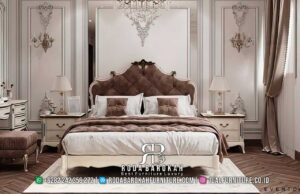 Set Tempat Tidur Mewah Padova Standar Ekspor RB1052 terbuat dari kayu jati dengan finishing lac dan kain bludru, menghadirkan kenyamanan dan elegansi klasik untuk kamar Anda.