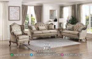 Sofa Tamu Mewah Terbaru Positano Bernuansa Elegan RB1045 hadir dengan rangka kayu jati dan finishing lacquer, sempurna untuk menambah nuansa klasik dan elegan ruang tamu Anda.