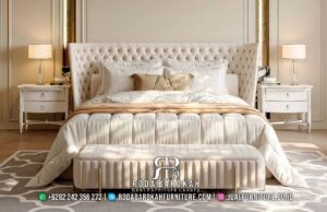 Tempat Tidur Minimalis Modern Bergamo Pahatan Detail RB1051 hadir dengan rangka kayu jati finishing doff dan kain pelapis tufted yang elegan untuk kenyamanan maksimal.