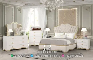 Set tempat tidur mewah klasik putih gold RB1103 lengkap dengan ranjang headboard fan shape diamond tufting, nakas 2 laci, chest of drawer 5 laci, dan meja rias dengan cermin triptych putih gold.