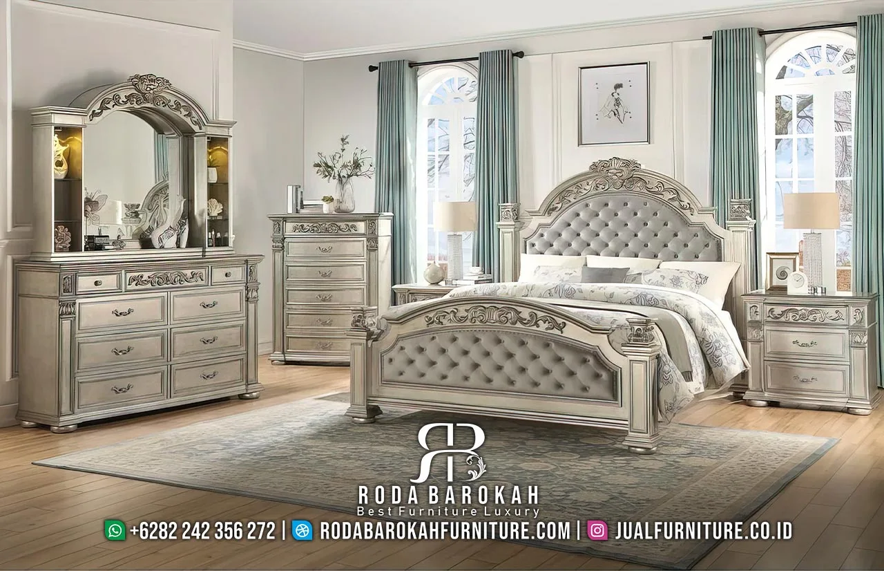 Set kamar tidur mewah klasik ukiran modern RB1101 lengkap dengan ranjang four poster headboard diamond tufting abu silver, 2 nakas 2 laci, chest of drawer 5 laci, dan dresser 9 laci cermin lengkung ukiran.