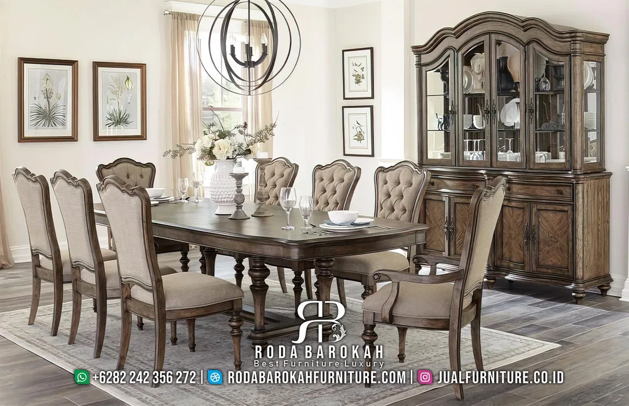 Set meja makan klasik mewah RB1093 lengkap dengan meja utama kaki baluster, 8 kursi berlapis linen beige diamond tufting, 2 armchair, dan lemari display china cabinet.