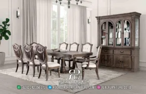 Set meja makan mewah ukiran klasik RB1094 lengkap dengan meja kaki pedestal ganda, 6 kursi perisai ukir, 2 armchair, dan china cabinet display 2 pintu kaca lengkung.