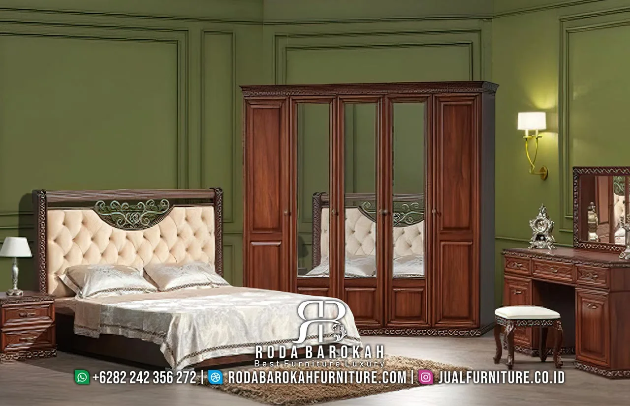 Set tempat tidur jati mewah RB1090 — headboard beludru krem diamond tufting, ukiran sulur besi tempa, finishing walnut, dan 2 nakas jati ukir.