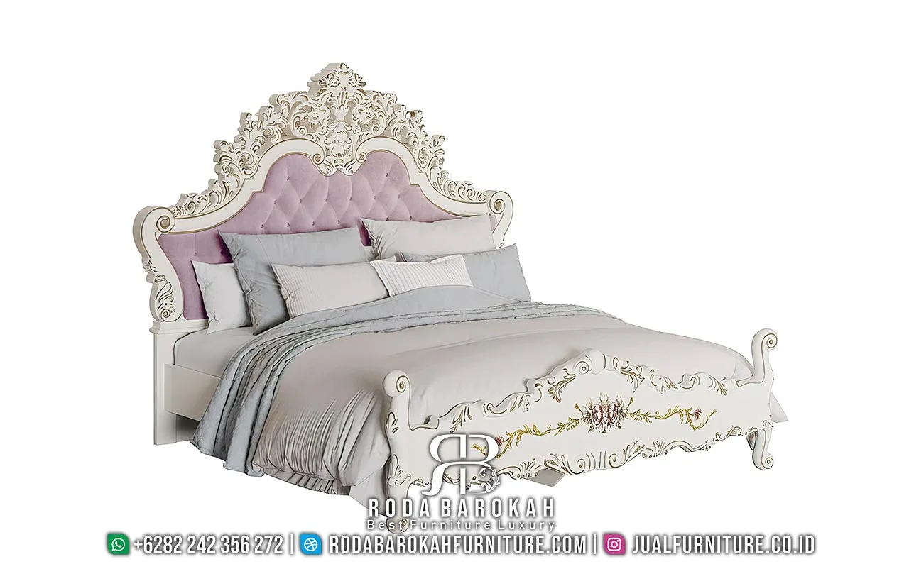 Set tempat tidur mewah Baroque RB1092 dengan headboard ukiran bunga lilac diamond tufting, rangka ukir putih duco, motif bunga hand-painted, dan nakas ukir senada.